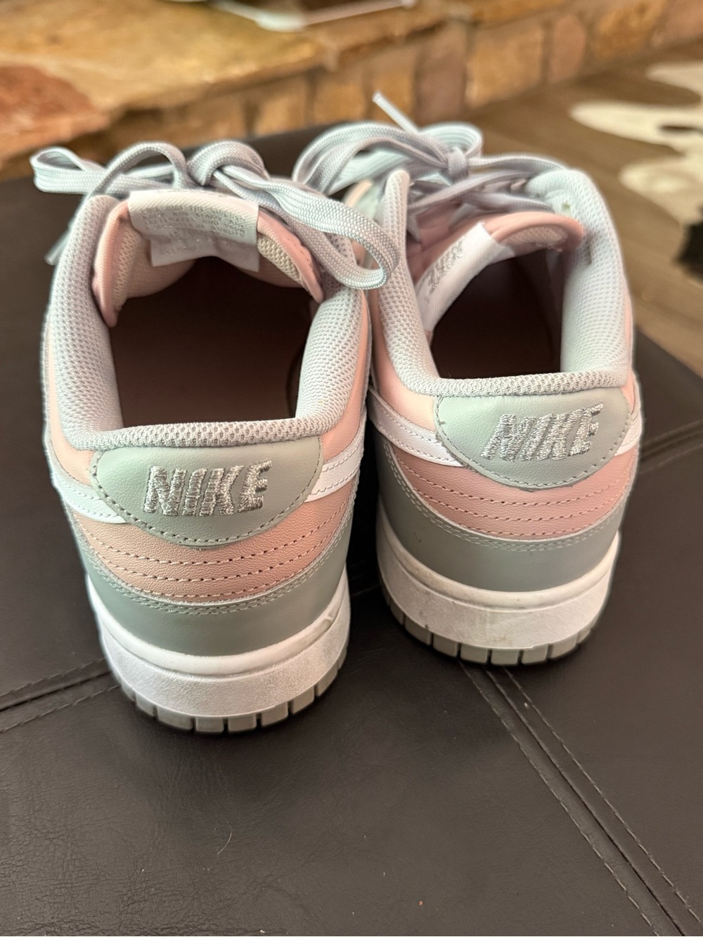 Pink & gray Nikes 10.5 - Picture 4 of 7